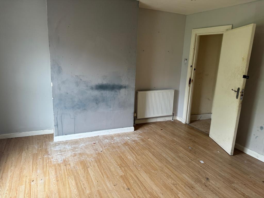 Lot: 53 - FOUR-BEDROOM HOUSE WITH BASEMENT NEAR TOWN CENTRE - Bedroom 3